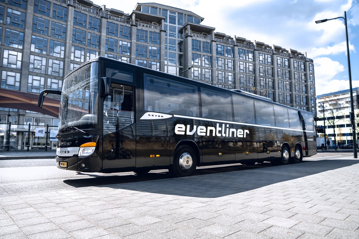 Luxe touringcar huren in Leiden